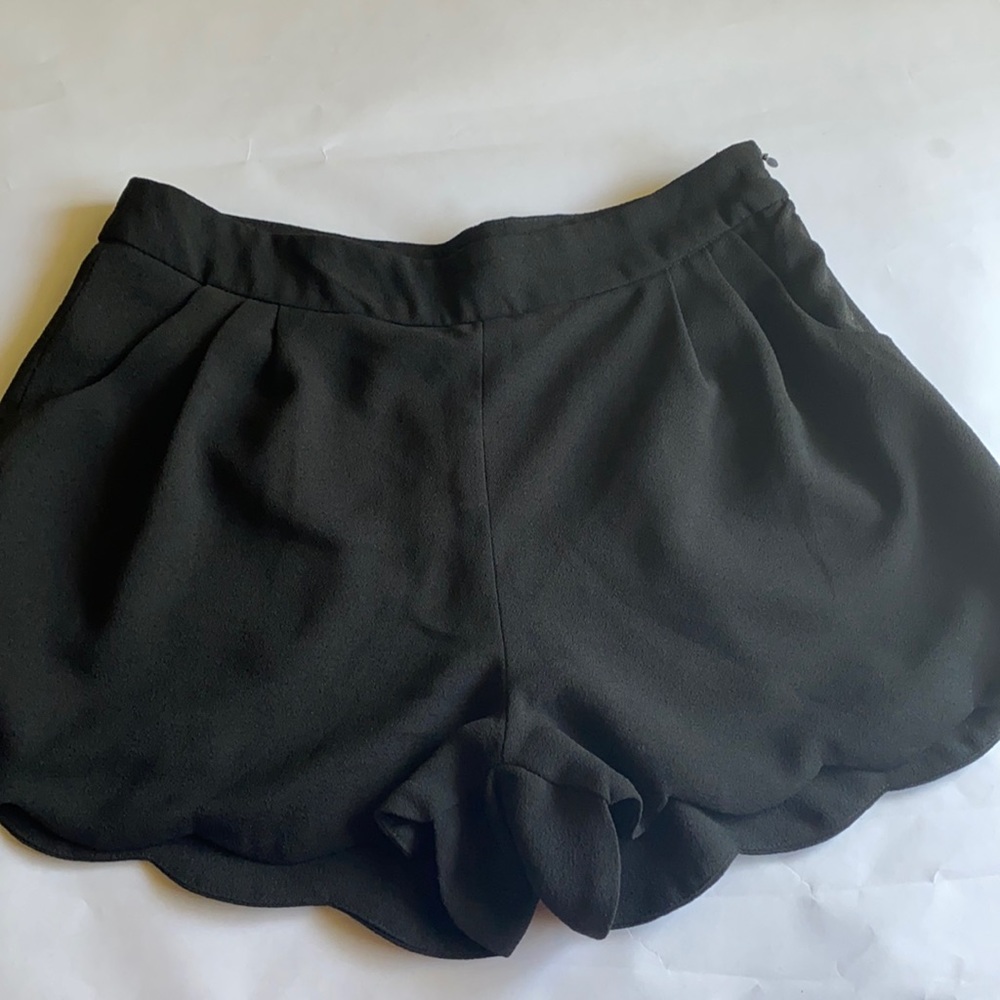 Tobi Black Scalloped Edged Dress Shorts sz S